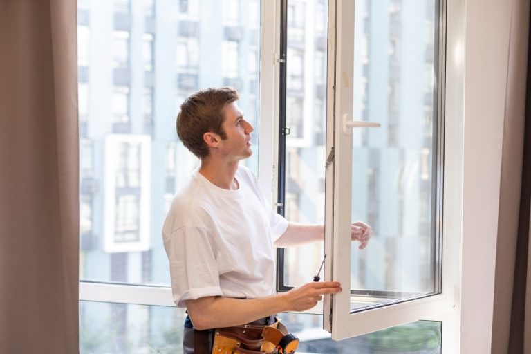 MAJSTOR U PROIZVODNJI I MONTAŽI PVC I ALU STOLARIJE