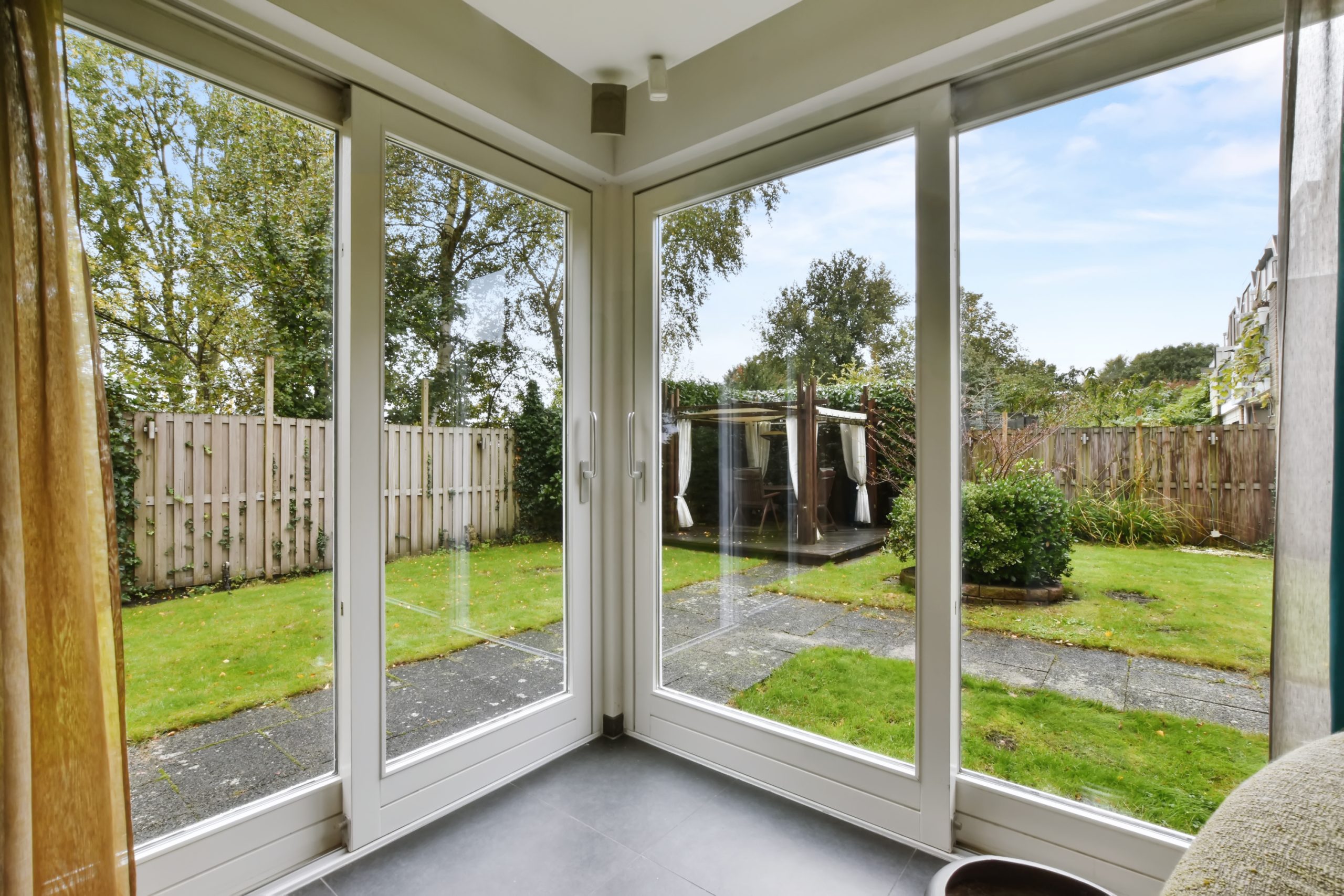 Kako zatvoriti terasu i učiniti je funkcionalnim delom vašeg doma